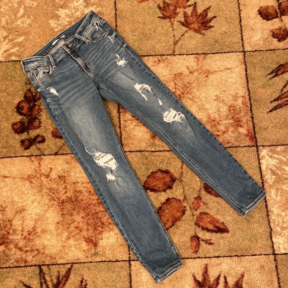 Old Navy Denim - $6 / $8 / $10 SALE! 
Rockstar Super Skinny Mid-Rise Old Navy Jeans